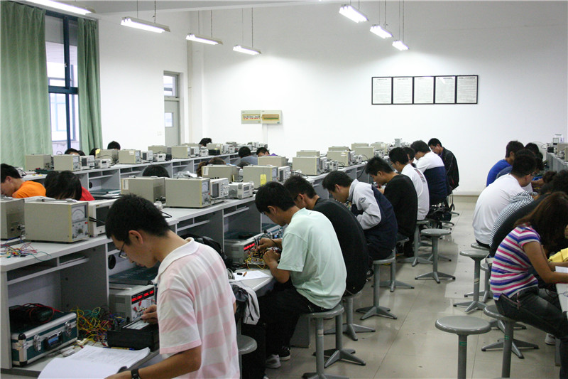 同学们聚精会神在实验室做实验.jpg 同学们聚精会神在实验室做实验.jpg